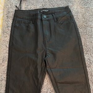 Black Skinny Jeans with Classic Design